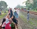 Dinilai Berbahaya, KAI Daop 4 Semarang Melarang Masyarakat Melakukan Aktivitas Ngabuburit di Jalur KA