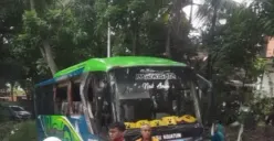 Bus alami kecelakaan karena tak kuat menanjak di Tanjakan Trangkil, Gunungpati, Rabu 17 Januari 2024. (Sumber: @smg_repostt - InfoSemarang.com)