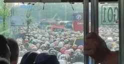 Macet total terpantau di Randugarut arah Kota Semarang, Rabu 17 Januari 2024. (Sumber: Instagram @beritasemaranghariini - InfoSemarang.com)