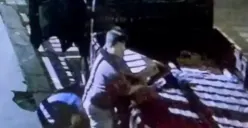 Dua pria nekat gasak besi tutup got di Jalan Perum Tlogosari, Pedurungan, Selasa 16 Januari 2024. (Sumber: @gagak_kriminal - InfoSemarang.com)