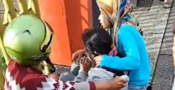 Perempuan nyaris loncat dari atas Jembatan Bangetayu, Genuk, Kota Semarang, Kamis 18 Januari 2024. (Sumber: @infokejadian_genuk - InfoSemarang.com)