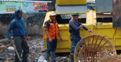 Timbunan sampah di Pasar Bangetayu, Genuk, dibersihkan setelah sepekan lebih, Selasa 16 Januari 2024. (Sumber: @infokejadian_genuk - InfoSemarang.com)