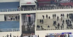Suporter PSIS Semarang bentrok dengan pendukung PSS Sleman di Stadion Jatidiri (Sumber : Antara)