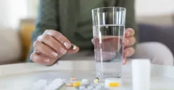 ilustrasi minum obat saat bulan puasa ramadhan