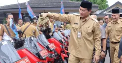Bupati Wonogiri, Joko Sutopo, saat membagikan motor dinas baru kepada kepala desa dan lurah di Wonogiri, Selasa (4/4/2023). (Sumber : Instagram @humas_wonogiri)