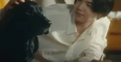 Agust D dalam single terbarunya People Pt 2 atau 사람 Pt 2 feat IU. (Sumber : Tangkapan Layar YouTube HYBE LABELS)