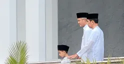 Ganjar Pranowo salat Jumat bersama Jokowi dan Jan Ethes. (Sumber : instagram/ganjar_pranowo)
