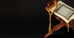 Ilustrasi membaca Alquran. (Sumber : freepik)