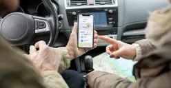 Ilustrasi penggunaan apilkasi penunjuk jalan saat mudik lebaran (Sumber : freepik)