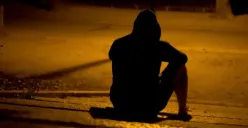 Viral, Seorang Pria Berlutut 21 Jam, Minta Agar Sang Mantan Mau Balikan. Netizen:Ngeriii