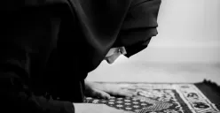 Melakukan amalan sendiri di rumah juga bisa berkesempatan meraih malam Lailatul Qadar (Sumber : freepik)