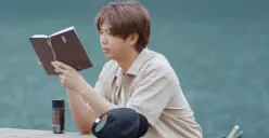 Leader BTS, Kim Namjoon atau RM BTS beserta rekomenasi buku bacaannya. (Sumber : In The Soop)