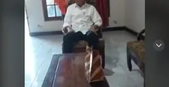 Jokowi berkunjung ke rumah teman lama. (Sumber : tiktok/niamhasan1)