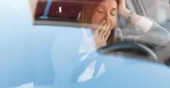 Ngantuk saat mengemudi kendaraan ketika di perjalanan mudik lebaran akan sangat berbahaya (Sumber : freepik)