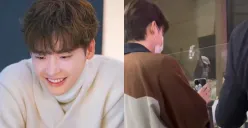 Aktor Lee Jongsuk pakai phone grip merchandise dari penyanyi IU. (Sumber : Koreaboo)