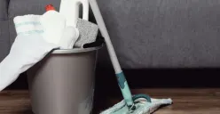 Ilustrasi mengurus pekerjaan rumah saat ditinggal ART mudik lebaran (Sumber : freepik)