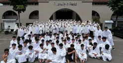 Santri Ponpes Darul Arqam Garut umrah bersama setelah 6 tahun mengenyam pendidikan. (Sumber : Instagram @darularqam_official)