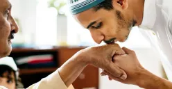 Ilustrasi tradisi sungkem masyarakat Jawa saat Idul Fitri (Sumber : freepik)