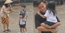 Gibran Rakabuming saat ajak anak, Jan Ethes dan La Lembah Manah, melihat pertunjukan gajah di Solo Safari. (Sumber : Twitter @gibran_tweet)