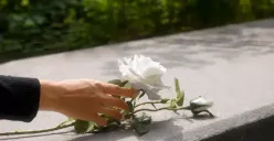 Ilustrasi ziarah kubur, mengunjungi makam. (Sumber : Freepik)