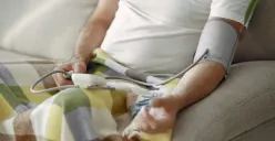 Ilustrasi kesehatan yang terganggu akibat konsumsi makanan berlebih saat momen lebaran Idul Fitri (Sumber : freepik)