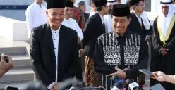 Presiden Jokowi bersama Ganjar Pranowo memberi keterangan kepada wartawan usai salat ied bareng di Masjid Sheikh Zayed Al Nahyan Solo, Sabtu 22 April 2023.