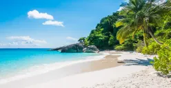 Pantai menjadi salah satu destinasi wisata favort saat libur lebaran (Sumber : freepik)