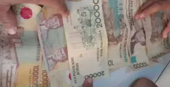 Viral Kakek di Serang Bongkar Tabungan, Berkantong-kantong Plastik Berisi Pecahan Uang Lama