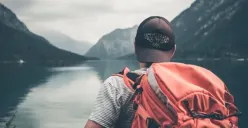 ilustrasi orang sedang membawa tas travelling (Sumber : unsplash.com)