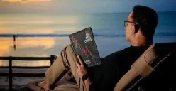 Foto Anies Baswedan baca buku. (Sumber : twitter/Dennysiregar7)