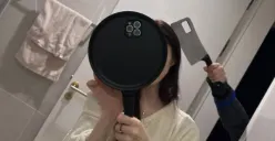 Pamer Casing HP Super Unik di Foto Terbaru, Han So Hee Bikin Penggemar Ngakak