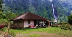 Kondisi rumah Pak Jajang rumah dengan view air terjun yang viral di media sosial (Sumber : tangkapan layar instagram @undercover.id)
