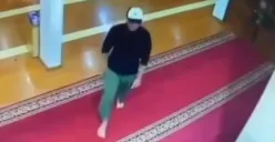 Viral video pria bule meludahi imam masjid di Bandung. (Sumber : Instagram @lambe_turah)
