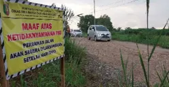 Ilustrasi jalan rusak di Lampung, tepatnya di Jalan Metro - Wates di Wilayah Lampung Tengah, ruas jalan Provinsi Lampung. (Sumber : Twitter @na_DiemMakarim)