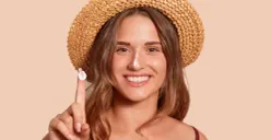 Ilustrasi penggunaan sunscreen. (Sumber : Freepik)