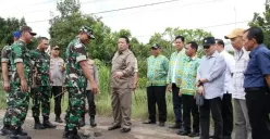 Gubernur Lampung, Arinal Djunaedi, saat meninjau jalan rusak di Lampung. (Sumber : Instagram @pemprovlampung_)