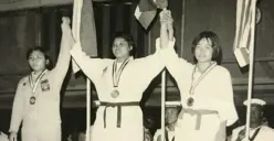 Tim Indonesia saat meraih medali di SEA Games 1977 (Sumber : Twitter @dyah_pan)