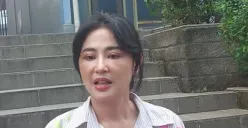 Dewi Perssik seusai operasi mata (Sumber : YouTube)