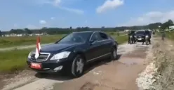 Presiden Jokowi sidak jalan rusak di Lampung naik mobil dinas, Jumat (5/5/2023). (Sumber : Instagram @fathichairul)