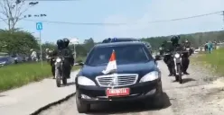 Mobil dinas kepresidenan Jokowi saat sedang melintasi ruas jalan Riyacudu,Lampung selatan (Sumber : Twitter @PaltiWest)