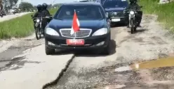 Penampakan mobil Presiden Jokowi yang lewati ruas jalan di Lampung yang rusak berlubang dan penuh genangan air (Sumber : Twitter @PaltiWest)