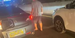 Pengemudi mobil dinas polisi todongkan pistol ke sopir taksi online di Tol Tomang Tangerang, Kamis (4/5/2023). (Sumber : Twitter @Ataya_Alfad)