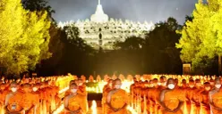 Peserta Pabbajja Samanera Sementara lakukan Prosesi Candle Light Ceremony pada 17 Desember 2022 di Candi Borobudur. (Sumber : Instagram @ditjenbimasbuddha)