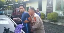 Eks-pemain PSM Makassar, Achmad Hisyam Tolle, ditangkap seusai menikam seorang satpam di tempat karaoke di Makassar, Sabtu (6/5/2023). (Sumber : Twitter @FaktaSepakbola)