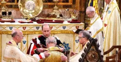 Raja Charles III Dinobatkan Jadi Raja Inggris, Pakai Mahkota Berusia 360 Tahun