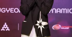 Baekhyun tampil dengan rambut blonde di Thailand. (Sumber : twitter/VIU Thailand)