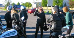 Ilustrasi perempuan pengendara motor. (Sumber : womenridersnow.com)