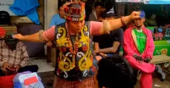 Ida Dayak, perempuan yang viral karena memiliki cara pengobatan sendiri. (Sumber : YouTube Petualangan Ibu Dayak)