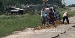 Warga diduga perbaiki jalan rusak di Lampung secara swadaya. (Sumber : Twitter/PartaiSocmed)