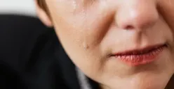 Ilustrasi orangtua menangis. Ada 5 fase yang harus dilewati orangtua ketika kehilangan anak yang bunuh diri. (Sumber : Pexels)